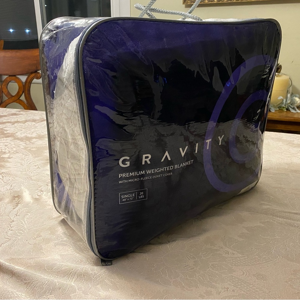 Gravity Premium 20 lb Weighted Blanket. Twin size. White Micro Fleece Duvet.